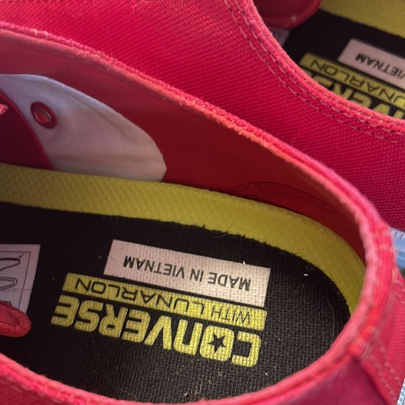 CHUCK TAYLOR MEN’S RED CONVERSE - Picture 6 of 7